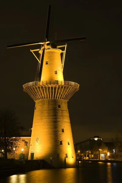 Nederlandse molen nachts in schiedam, Nederland — Stockfoto