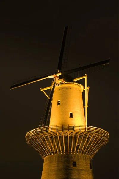 Nederlandse molen nachts in schiedam, Nederland — Stockfoto