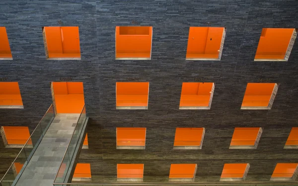 Atrium van het museum van beeld en geluid in het mediapark Hilversum, Nederland — Stockfoto