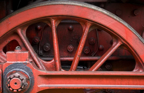 Close-up van het rode stalen wiel van een klassieke stoomlocomotief — Stockfoto