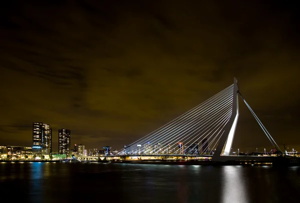 El puente Erasmus por la noche en Rotterdam, Países Bajos —  Fotos de Stock