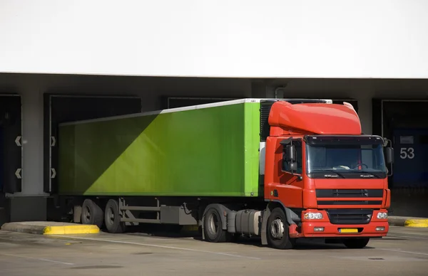 Laadperron met nummers voor laden en lossen van vrachtwagens — Stockfoto