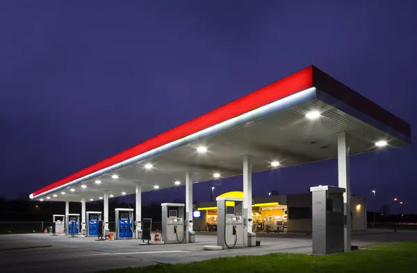 Posto de gasolina vazio à noite — Fotografia de Stock