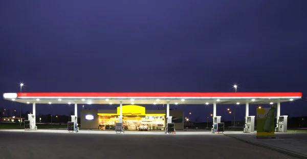 Tankstelle nachts leer — Stockfoto