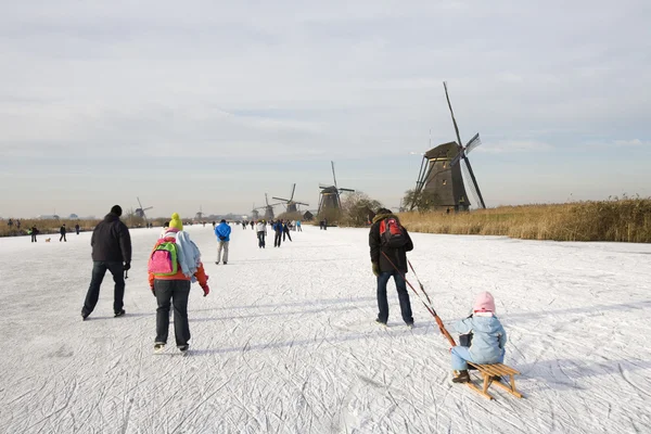 Escena de patinaje con molinos de viento históricos holandeses en Kinderdijk —  Fotos de Stock