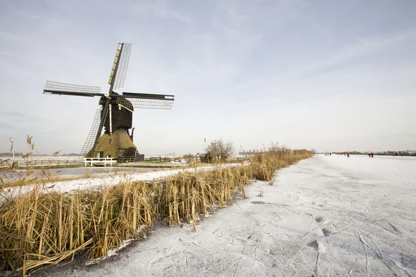 Paesaggio invernale con mulino a vento storico olandese a Sreefkerk — Foto Stock