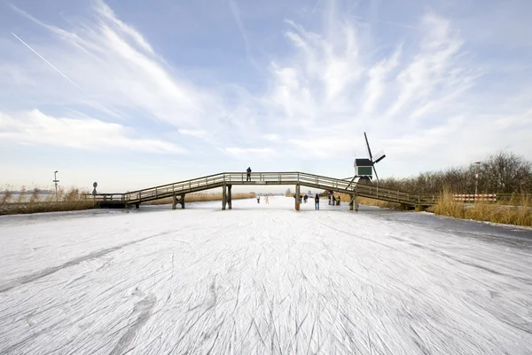 Escena de patinaje con molinos de viento históricos holandeses en Groot-Ammers —  Fotos de Stock