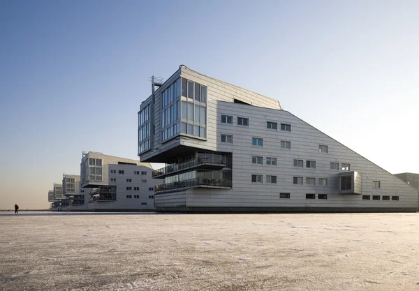 Sphinx apartamentos edificios en un paisaje de hielo Huizen, Países Bajos —  Fotos de Stock