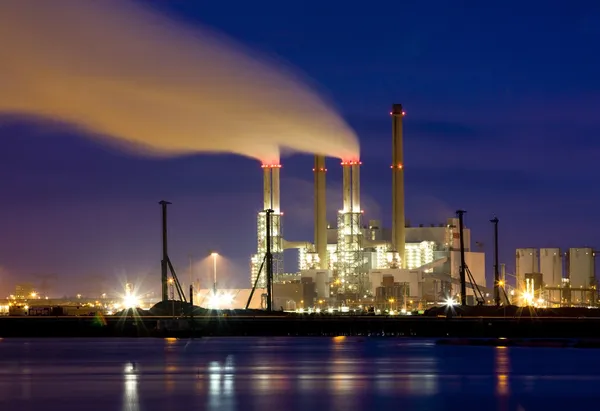 Elektriciteitscentrale bij nacht op de maasvlakte, de europoort, Nederland — Stockfoto