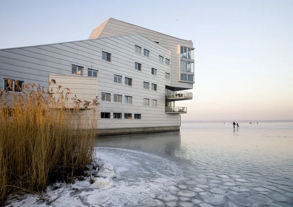 Sphinx apartamentos edificios en un paisaje de hielo Huizen, Países Bajos — Foto de Stock