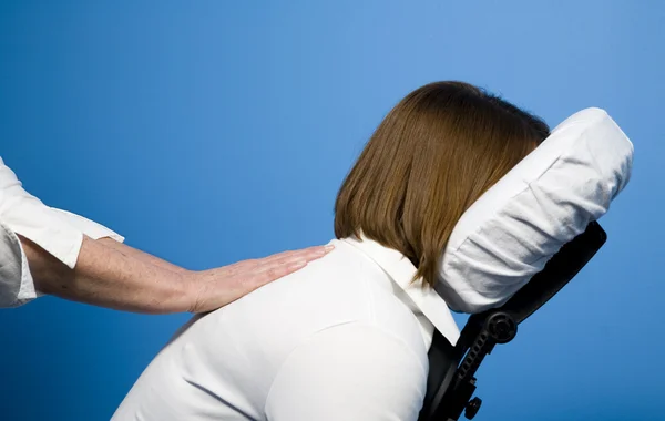 Uma mulher recebendo uma massagem cadeira — Fotografia de Stock