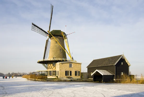 Mulino a vento olandese nel paesaggio invernale, Bleskensgraaf, Paesi Bassi — Foto Stock