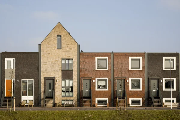 Nya hus i traditionell stil i vathorst, amersfoort, Nederländerna — Stockfoto