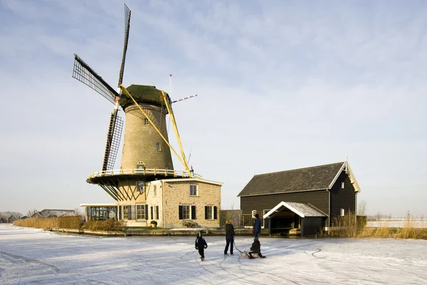 Holandský větrný mlýn v zimní krajině, bleskensgraaf, Nizozemsko — Stock fotografie