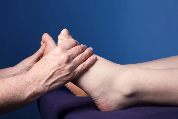 A young woman is getting a massage — Stock Photo, Image