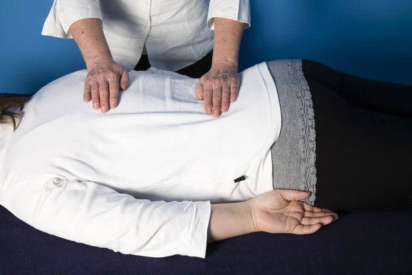 genç bir kadın bir reiki tedavi görüyor