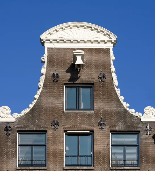 Fasade di una casa sul canale ad Amsterdam, Paesi Bassi — Foto Stock