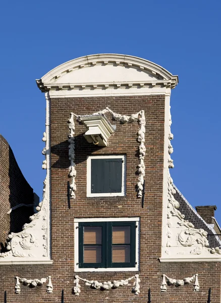 Fasade di una casa sul canale ad Amsterdam, Paesi Bassi — Foto Stock