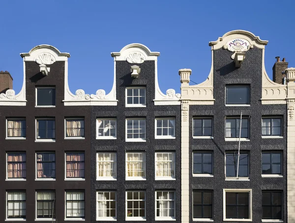 Fasade του ένα σπίτι πάνω στο κανάλι στο Άμστερνταμ, κάτω χώρες — Φωτογραφία Αρχείου