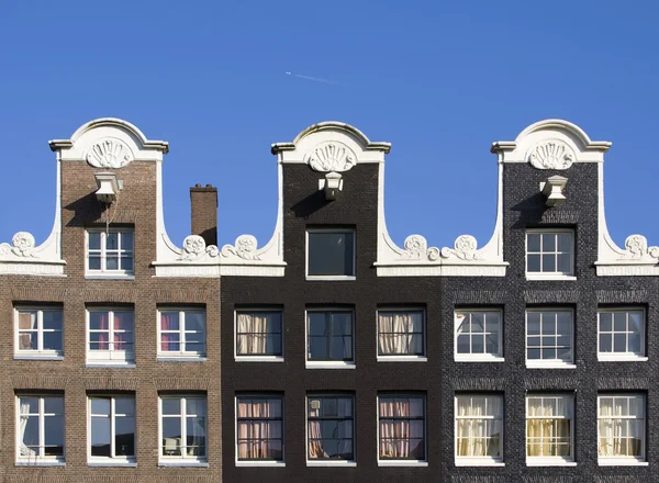 FASÁDNICKÉ jednoho měšťanského domu v Amsterdamu, Nizozemsko — Stock fotografie