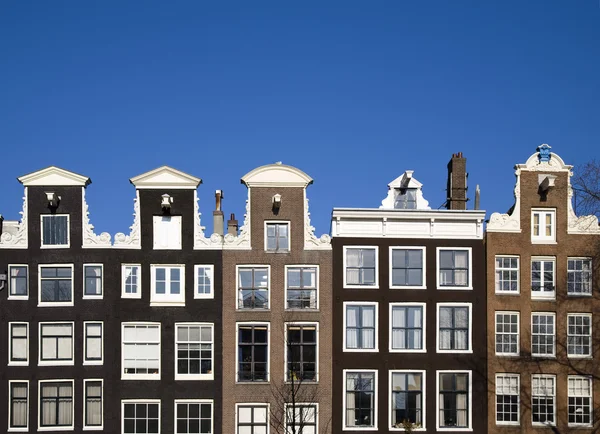 Fassade von Kanalhäusern in Amsterdam, Niederlande — Stockfoto