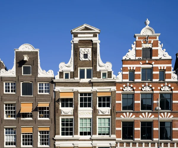 FASÁDNICKÉ kanálu domů v Amsterdamu, Nizozemsko — Stock fotografie