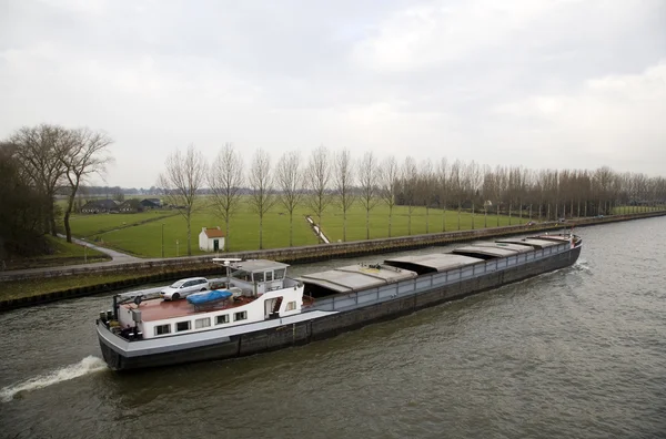 Binnenvaart aan de gracht van amsterdam-rijn in Nederland — Stockfoto