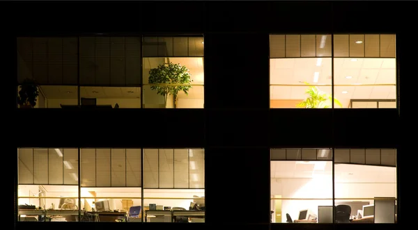 Immeuble de bureaux dans la nuit — Photo