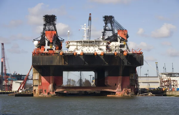 En boreplatform under opførelse i Rotterdam havn - Stock-foto