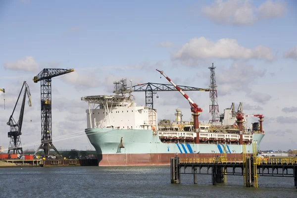 Sistema de descarregamento de produção e armazenamento flutuante FPSO num estaleiro no porto de Roterdão — Fotografia de Stock