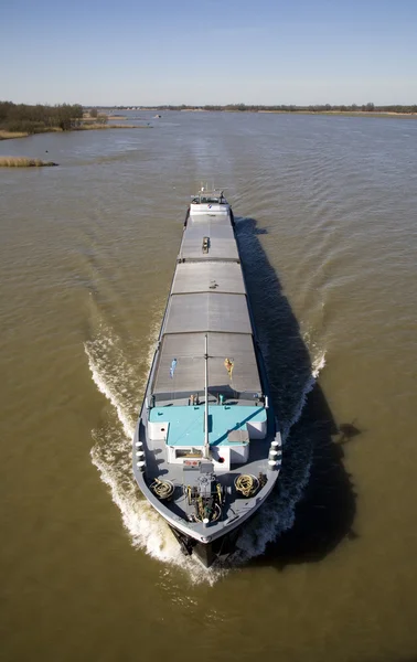 Vnitrozemská plavba na řece waal v Nizozemsku — Stock fotografie