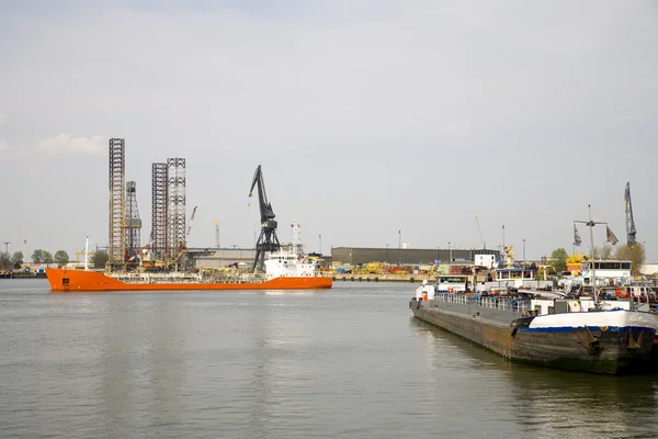 Небольшое танковое судно в порту Роттердама, Нидерланды — стоковое фото