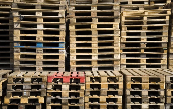 Skládaný hromadu dřevěných europalet — Stock fotografie