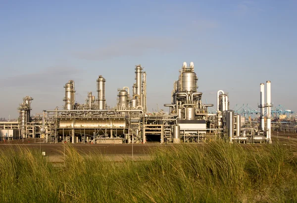 Raffinerie im Hafen von Rotterdam, europoort, holland — Stockfoto