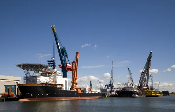 Buque de apoyo offshore polivalente en el puerto de Rotterdam — Foto de Stock