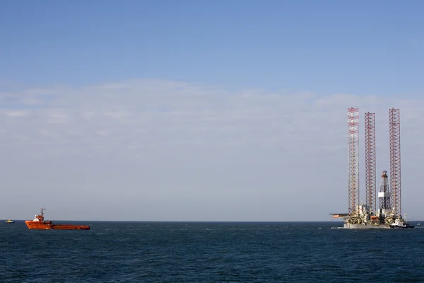 Oil rig is leaving the port of Rotterdam — Stock Photo, Image