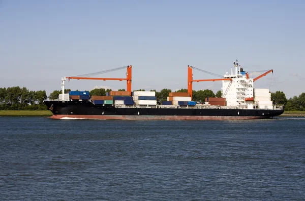 Containerfartyg lämnar hamnen i rotterdam — Stockfoto