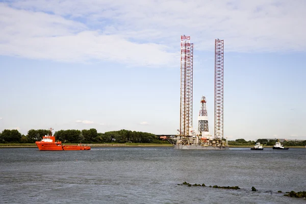 石油リグはロッテルダム港を残しています。 — ストック写真