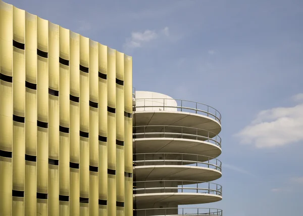 Entrada circular de um estacionamento em um prédio de escritórios — Fotografia de Stock