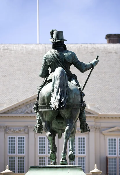 Statyn framför slottet av den nederländska drottningen i Haag, Holland — Stockfoto