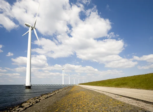 风力涡轮机在附近莱利斯塔德在荷兰 ijsselmeer — 图库照片