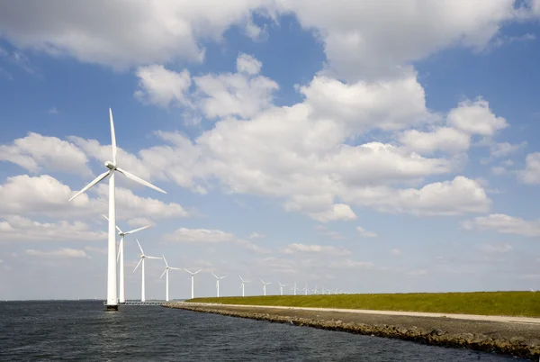 Windkraftanlage im Ijsselmeer bei Lelystad in den Niederlanden — Stockfoto