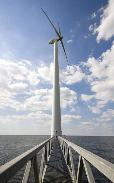 Turbin wiatrowych w ijsselmeer w pobliżu lotniska lelystad w Holandii — Zdjęcie stockowe