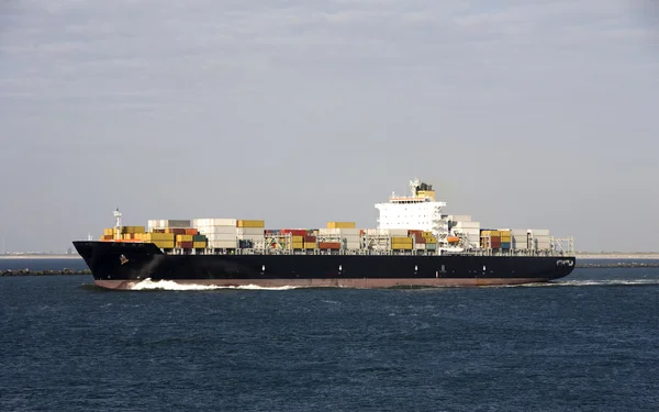 Containerfartyg lämnar hamnen i rotterdam — Stockfoto