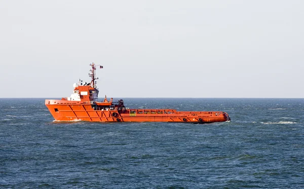 Tugboat está saliendo del Puerto de Rotterdam —  Fotos de Stock