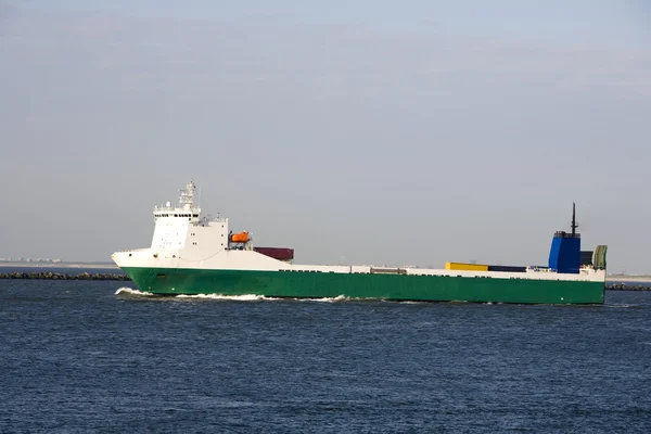 Veerboot is het verlaten van de haven van rotterdam — Stockfoto