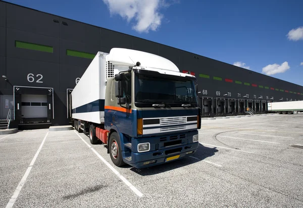 Loading bay for loading and unloading trucks — Stock Photo, Image