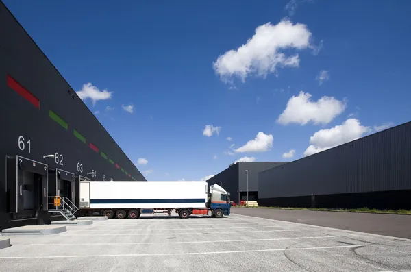 Loading bay for loading and unloading trucks — Stock Photo, Image