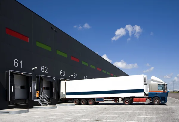 Bahía de carga para la carga y descarga de camiones — Foto de Stock