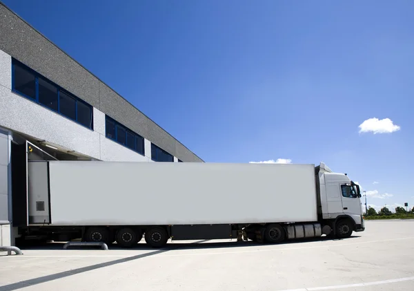 Loading bay for loading and unloading trucks — Stock Photo, Image